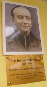 Portrait et plaque du père Anizan, fondateur des Fils de la Charité