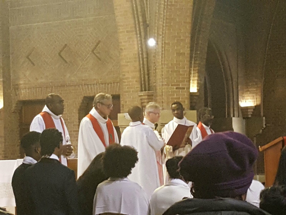32 jeunes reçoivent le sacrement de la Confirmation à La Courneuve, le 12 novembre 2016