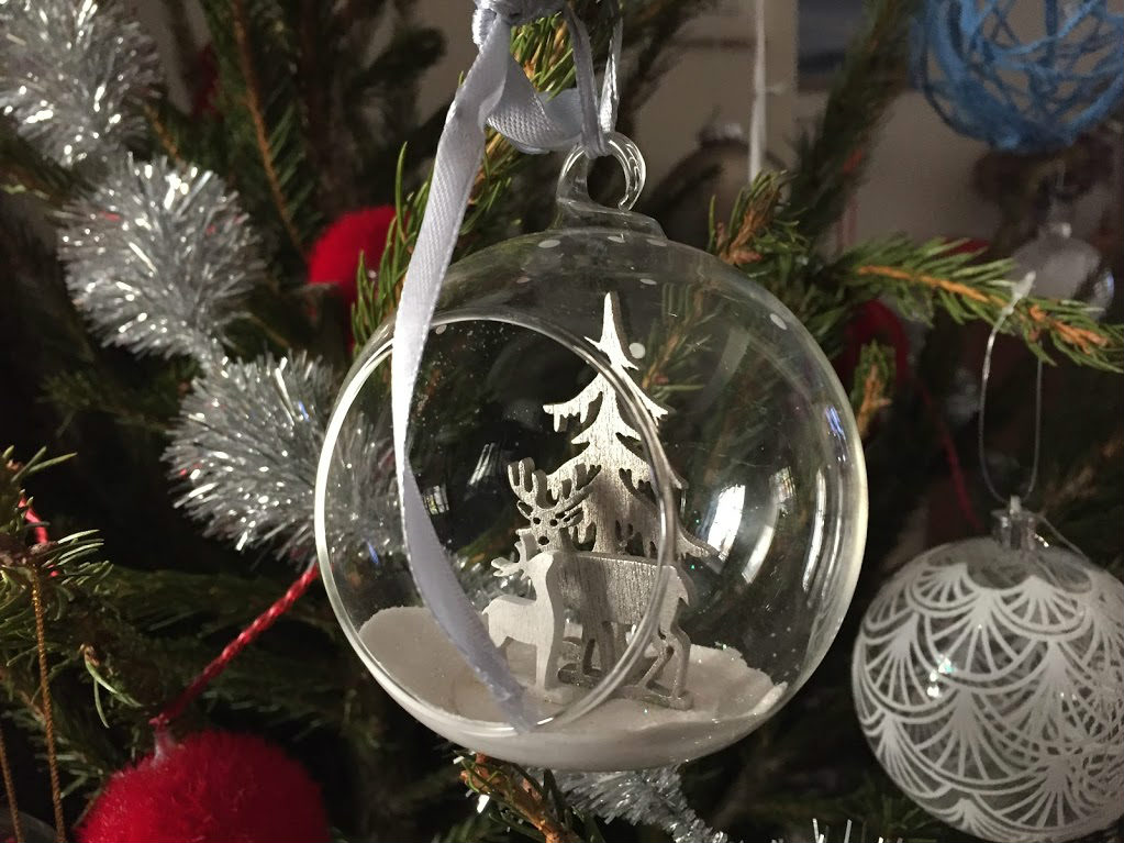 Voeux 2017, Boule de Noël avec sapin, neige et cerfs