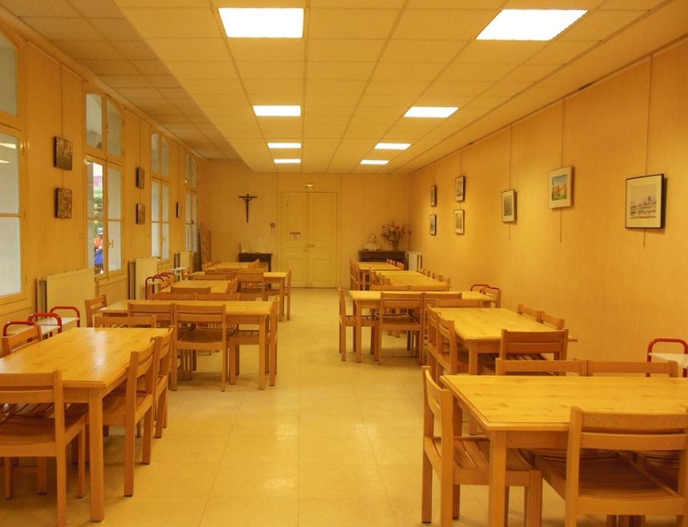 Salle à manger de la maison religieuse Accueil saint-Paul à Issy-les-Moulineaux