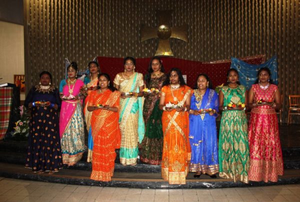 Don encens et fleurs des femmes tamoules - Jean Guellerin