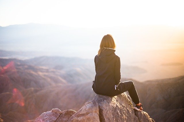Femme, montagne, de StockSnap Pixabay