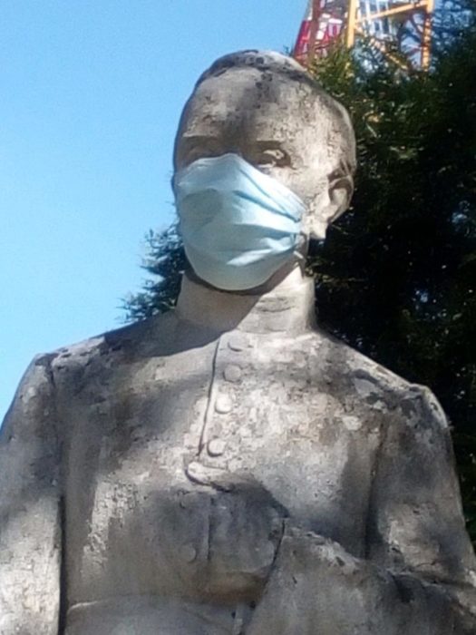 Statue du père Anizan avec masque de Gérard Marle