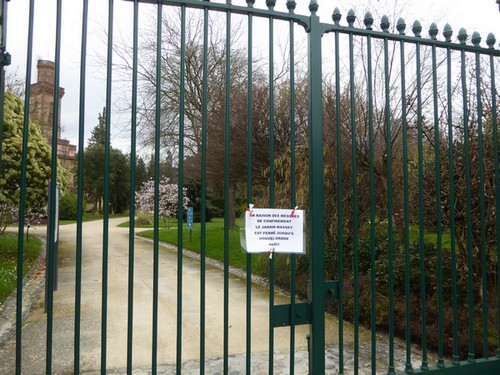 Un jardin public fermé pendant le confinement de JF Courtille