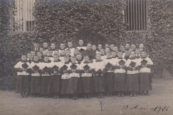 Carte postale de l'école Notre-Dame du Bon-Conseil de Marines (archives des Fils de la Charité, n°2725/18)
