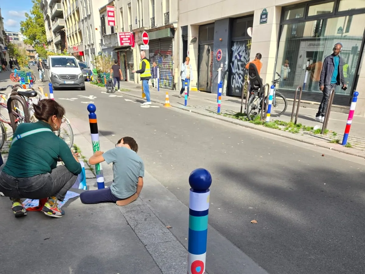L’Association Coclico 18 a réuni habitants et familles de la rue Letort (Paris 18ᵉ) autour d’une belle activité : la peinture des potelets de la rue Letort, Paris 18è les 27 et 28 septembre 2025 - Crédit Georges Lumen Ouensavi fc
