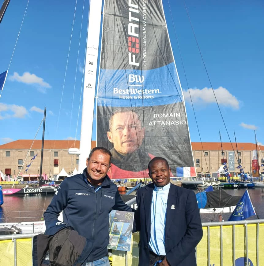 17 octobre 2025, Célestin Ikomba fc souhaite la bienvenue à Romain Attanasio au village Martiniquais de la Transat Café L'Or qui va porter La Vierge Noire de Rocamadour - Crédit Fils de la Charité/Célestin Ikomba