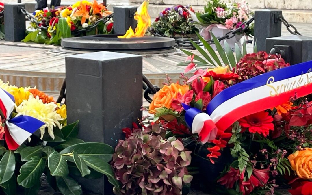 Ravivage de la Flamme à l’Arc de Triomphe pour le Père Anizan