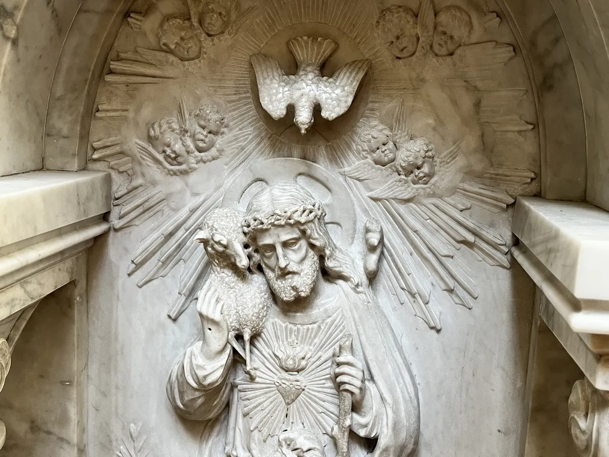 Bas relief du Sacré-Coeur à la cathédrale de Bayeux - Crédit Florence Krasowski