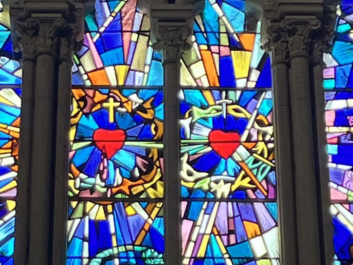 Vitrail du Sacré-Coeur de la Basilique Notre-Dame-de-la-Délivrande de Douvres-la-Délivrande - Crédit Florence Krasowski