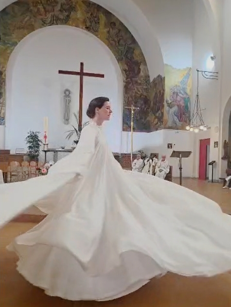 Raphaëlle Hubin spectacle "Cathédrale de chair", mai 2026, à la Paroisse Sainte-Hélène Paris - crédit Georges Lumen Ouensavi