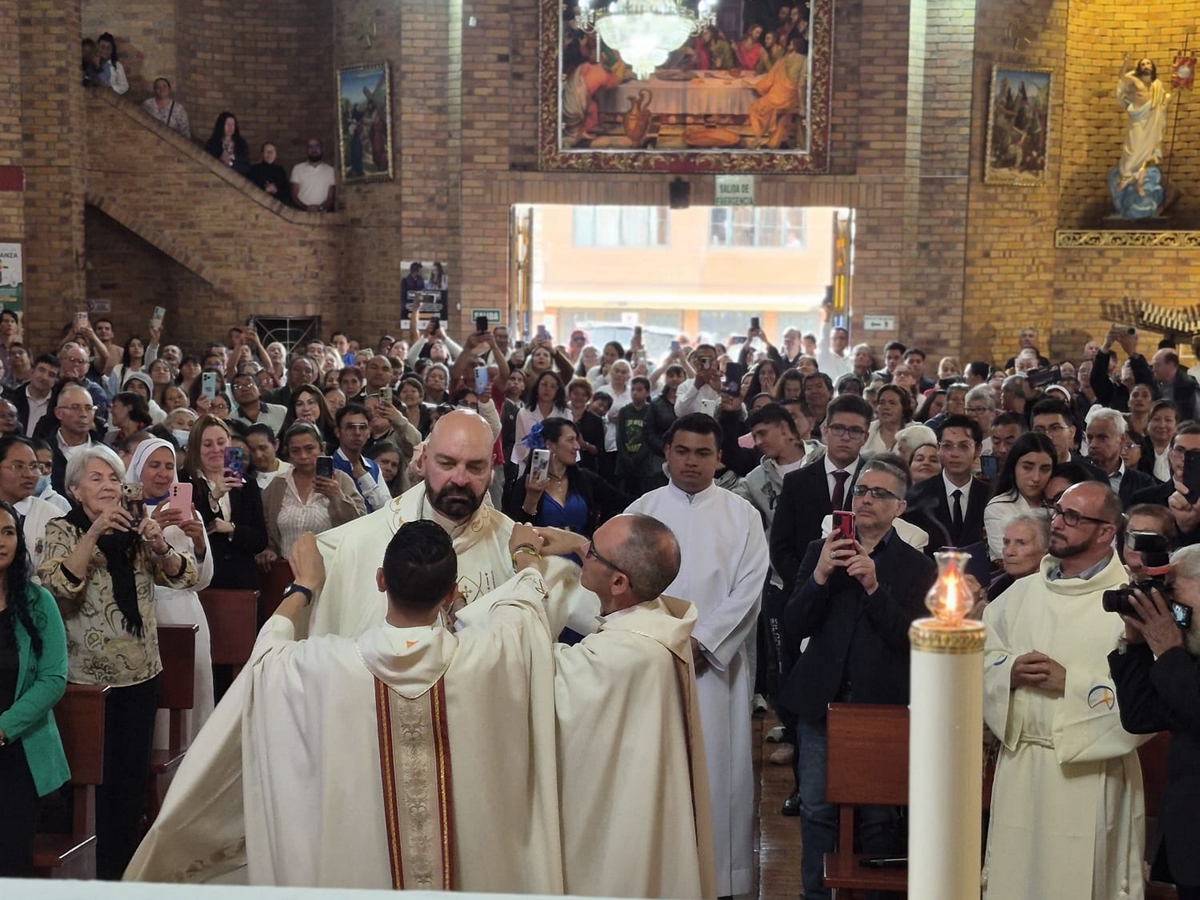 Ordination sacerdotale de Ramón García fc, le 30 mai 2026 à la Paroisse Santa Bernardita, Patio Bonito, à Bogotá - Crédit Calixto Martínez