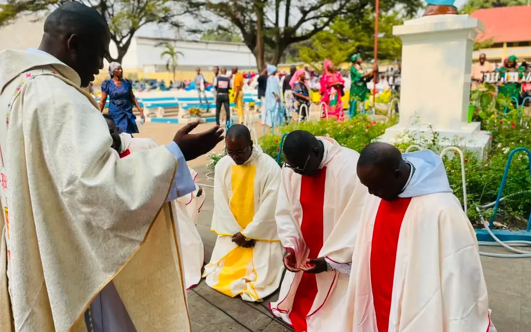 Premiers pas dans le ministère sacerdotal à Kinshasa, Brazzaville et Bogotá