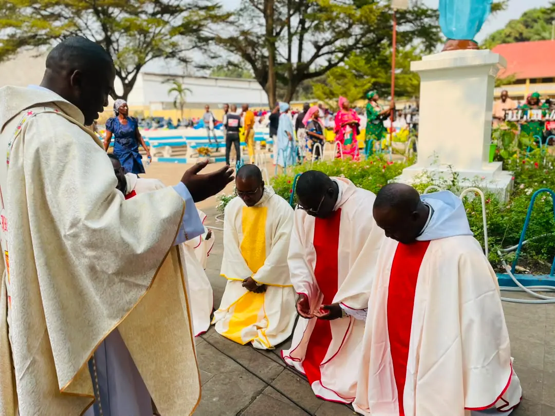 Ordination sacerdotale de Gilles Miakoumoutima fc , le 19 juillet 2026 en la Cathédrale du Sacré-Cœur de Brazzaville – Crédit Ulysse Nndalla fc Ordination sacerdotale de Gilles Miakoumoutima fc , le 19 juillet 2026 en la Cathédrale du Sacré-Cœur de Brazzaville - Crédit Ulysse Nndalla fc