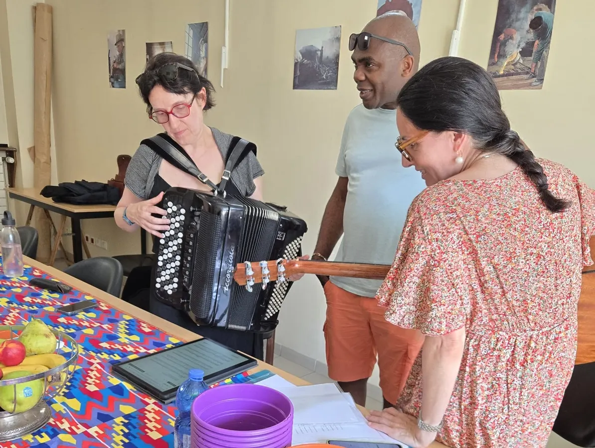 Animation musicale lors de la remise du courrier par un Toit pour Toi à Paris 18ème – Crédit Fils de la Charité Distribution du courrier organisée par l'association Un Toit pour Toi à Paris 18 auprès des personnes domiciliées.