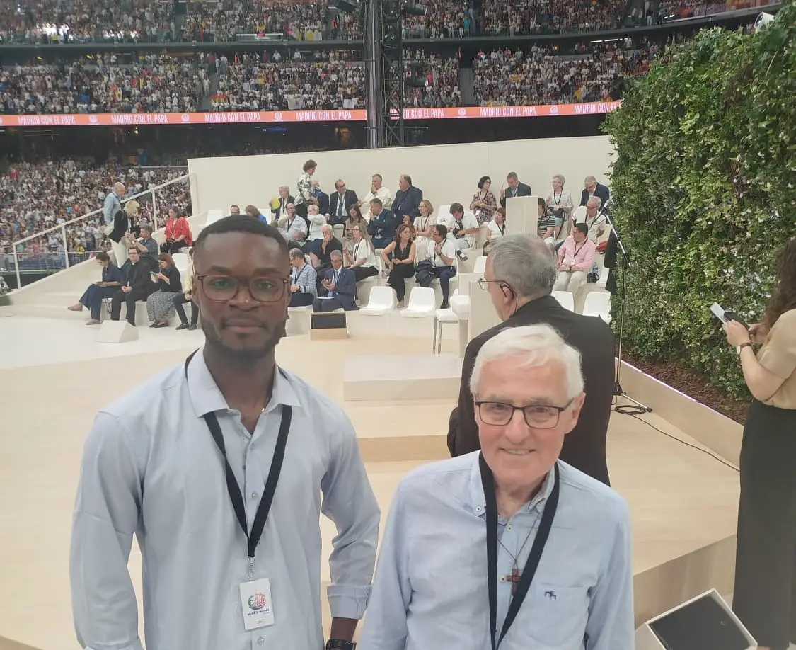 Dubeveil Yamba fc et José Miguel Sopeña fc au stade Santiago Bernabéu lors de la visite du Pape Léon XIV en Espagne en juin 2026 - Crédit Fils de la Charité