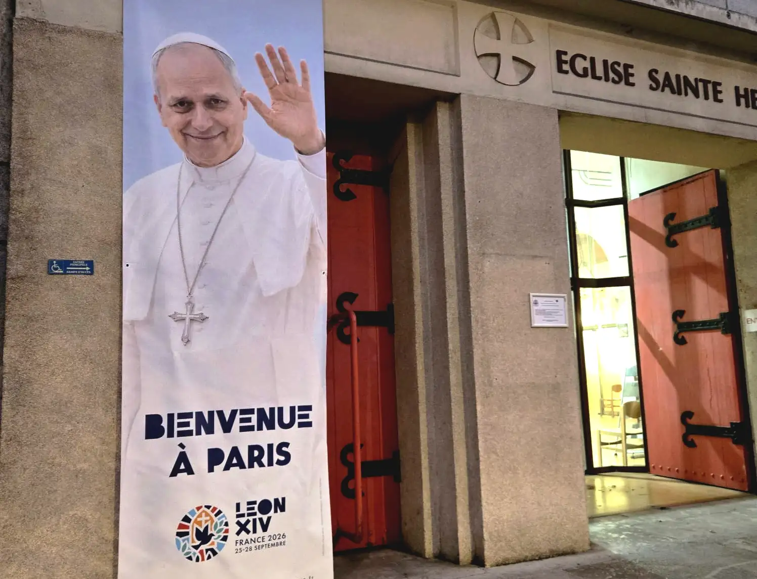 Calicot géant à la Paroisse Sainte-Hélène Paris 18ème pour la visite du pape Léon XIV - Crédit Georges Lumen Ouensavi fc