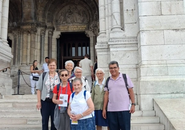 Pèlerinage du centenaire des Auxiliatrices de la Charité devant la basilique du Sacré-Cœur de Montmartre de Paris