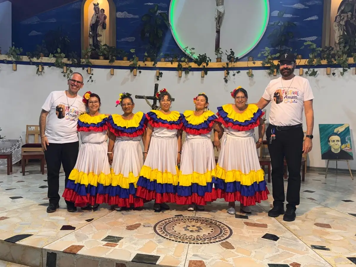 Danses à Bogotá, le Festival Anizan rassemble jeunes et habitants autour du père Anizan, le 19 septembre 2026